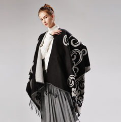 LA FERANI Poncho 150x130 Wool Cape Wrap Cloak Black Grey  Vintage Classic All Saisons P22