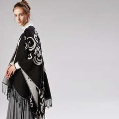 LA FERANI Poncho 150x130 Wool Cape Wrap Cloak Black Grey  Vintage Classic All Saisons P22